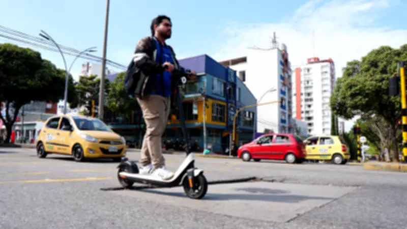 Bucaramanga regula circulación de vehículos eléctricos livianos: edad, velocidad y seguridad