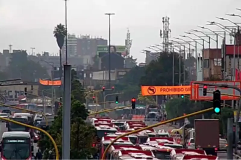 Caída de separador paraliza Transmilenio y colapsa movilidad en el norte de Bogotá