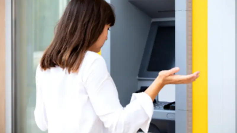 Cajeros automáticos en riesgo: técnicas de espionaje que vacían cuentas bancarias