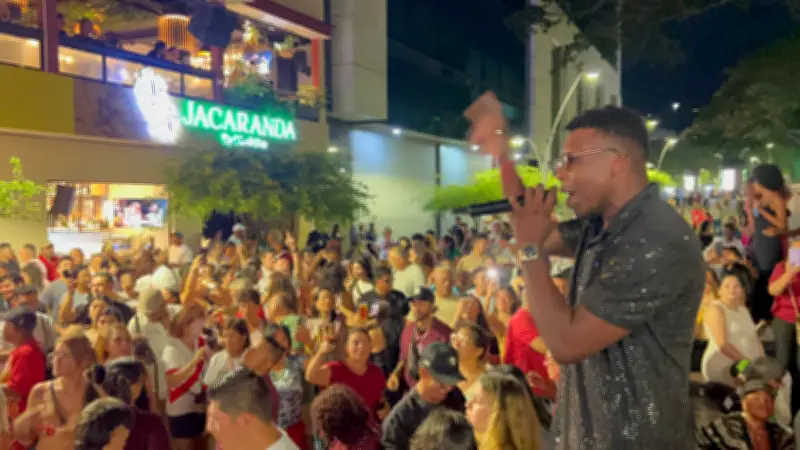 Caleños rinden emotivo homenaje a Willie Colón en el Bulevar del Río con música y baile