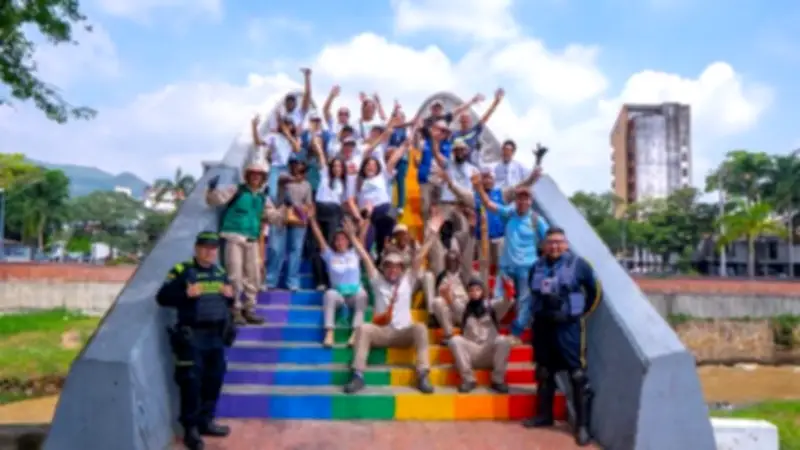 Cali celebra San Valentín con jornada de amor por lo público en el Puente del Arco