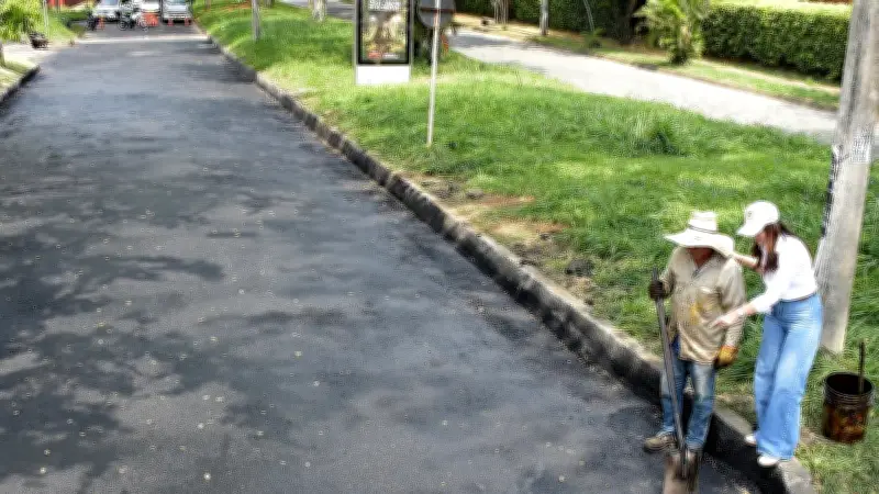 Cali despliega 38 frentes diarios de bacheo en 14 comunas y 4 corregimientos