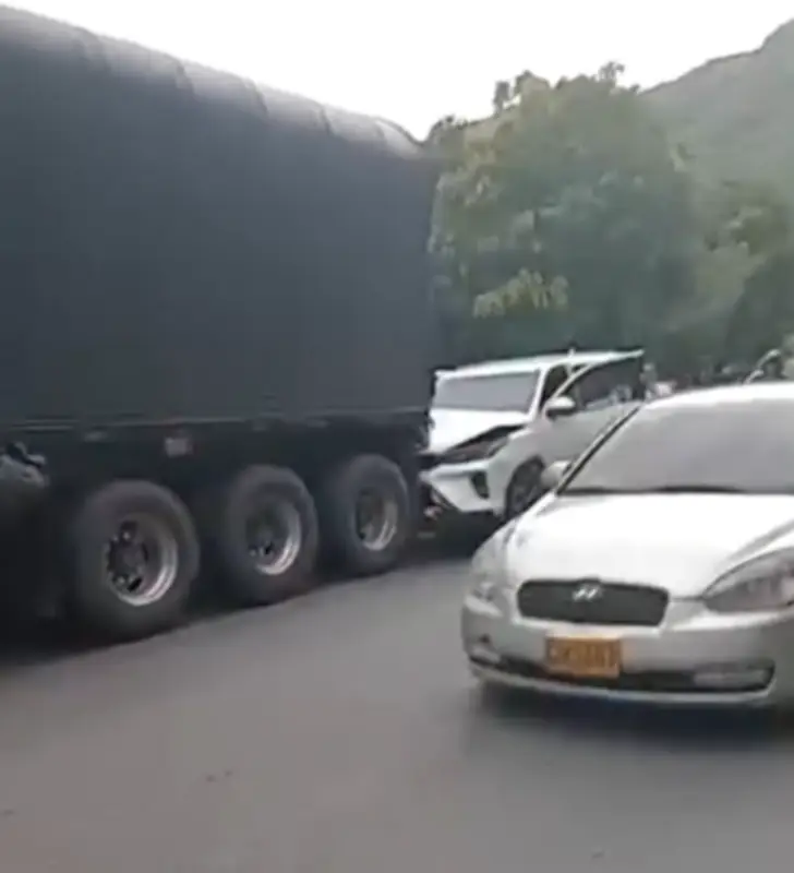 Camioneta de seguridad del gobernador del Cauca dañada en choque múltiple en la Panamericana