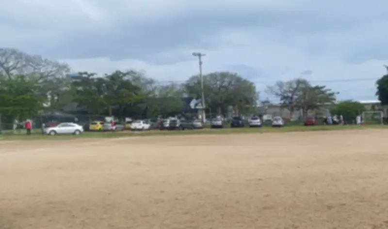 Campo deportivo de Crespo convertido en parqueadero genera crisis de movilidad en Cartagena