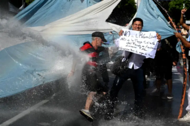 Cañón de agua policial dispersa protesta contra reforma laboral de Milei en Argentina