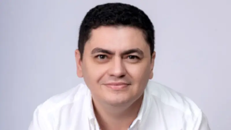 Candidato propone política para repatriar a más de 1,3 millones de jóvenes colombianos