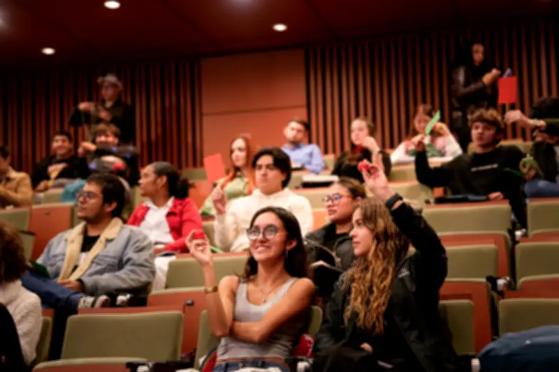 Candidatos al Congreso responden inquietudes de jóvenes ante escepticismo electoral