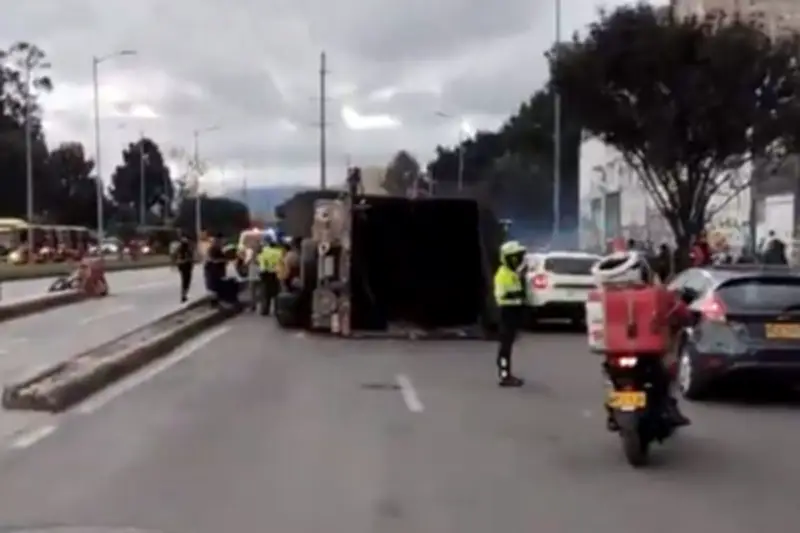 Caos vial en Bogotá por volcamiento de camión en Autopista Sur: trancón supera una hora