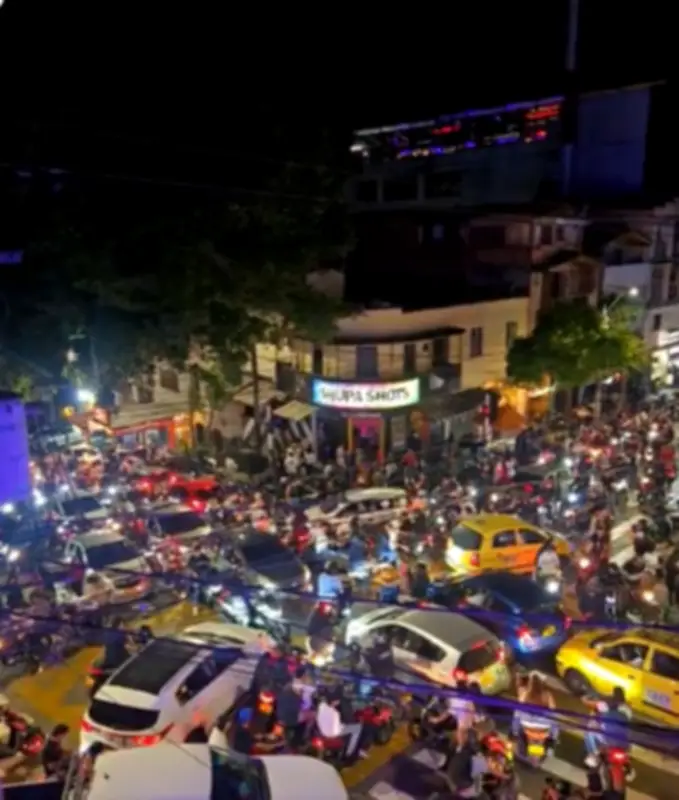 Caos vial en Medellín: Carrera 45 colapsa por invasión de carril exclusivo del Metroplús