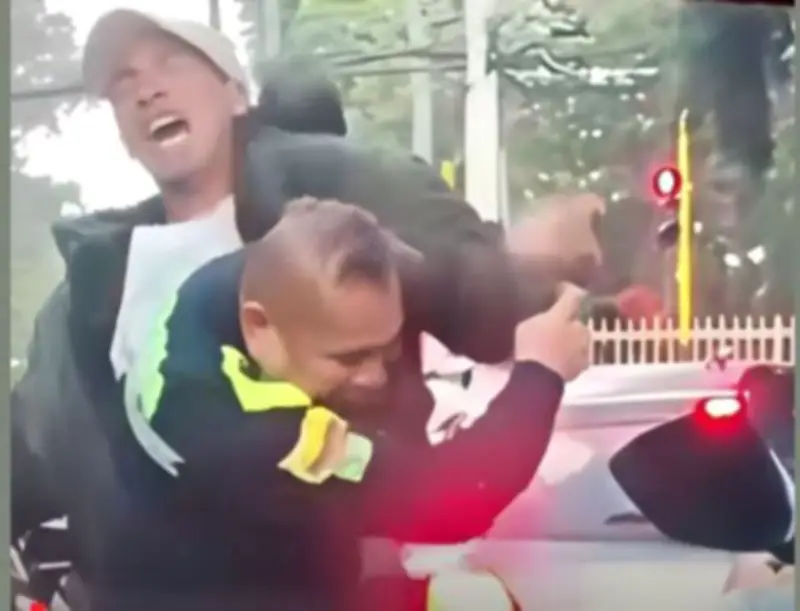 Capturan en Bogotá a hombre que agredió a policía y le quitó llaves de patrulla