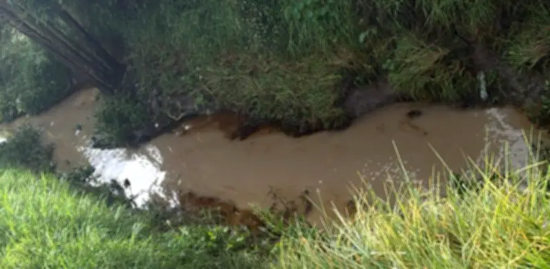 CAR Cundinamarca alerta por derrame masivo de gasolina en afluente del río Bogotá tras accidente de carrotanque