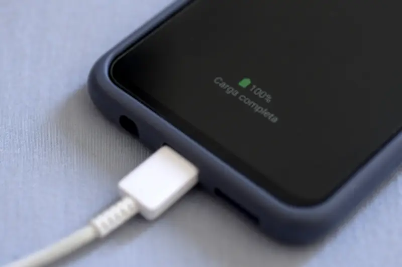 Cargar el celular en la cama: un riesgo de incendio que muchos ignoran