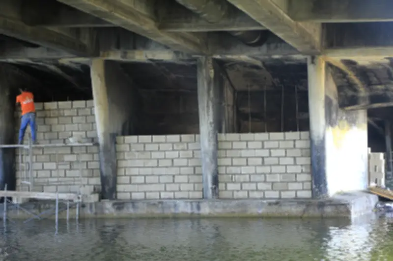 Cartagena cierra huecos bajo puente Heredia para erradicar inseguridad y recuperar espacio público