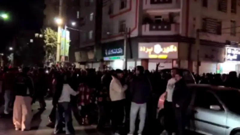 Celebración en Irán por anuncio de muerte de líder supremo Ali Jamenei