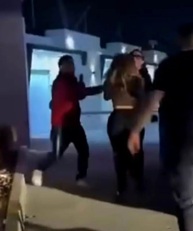 Celos en San Valentín: Mujer golpea auto con bate tras sorprender a esposo en motel