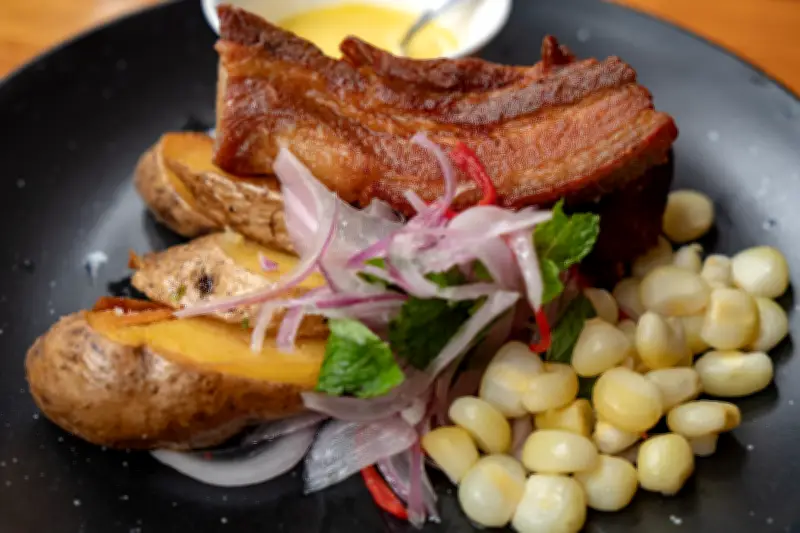 Chicharrón en Air Fryer: Receta Colombiana con Melado de Panela y Puré Rústico