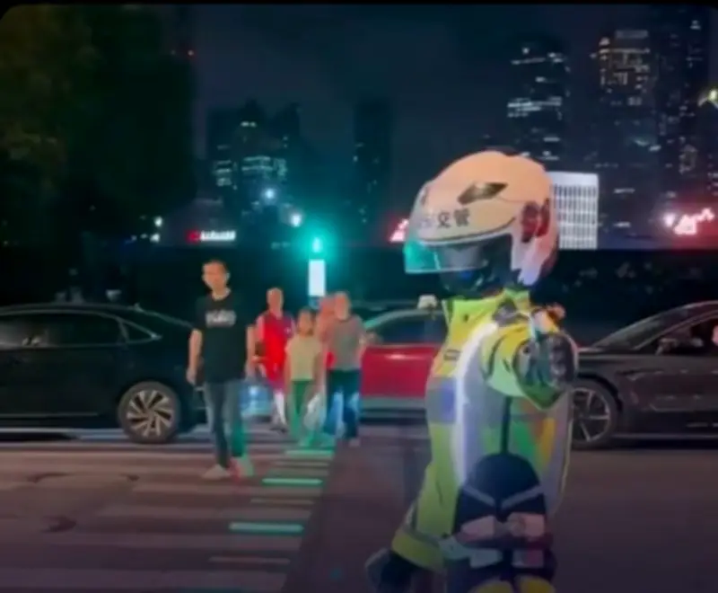 China despliega robots policías humanoides en Shanghái para regular el tráfico urbano