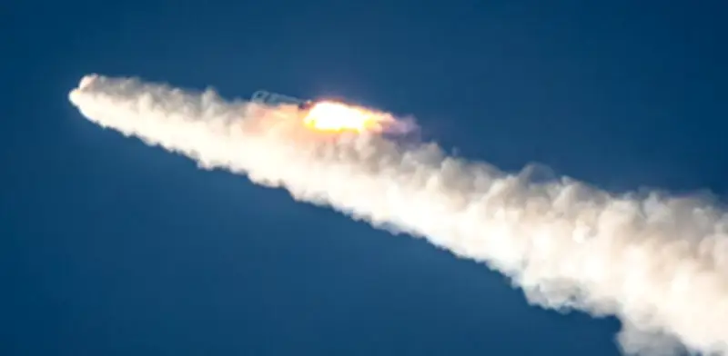 China prueba con éxito sistema de escape de nave Mengzhou en avance clave para misión lunar tripulada