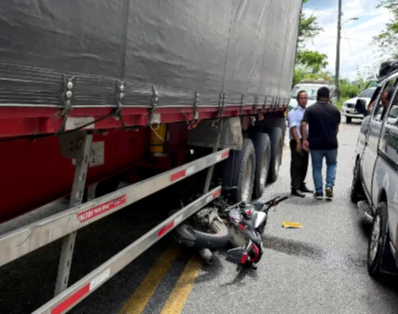 Choque entre moto y tractocamión deja conductor gravemente herido en vía Bucaramanga-Rionegro