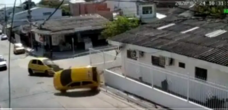 Choque entre taxis en Barranquilla: vehículo volcado en San Felipe sin heridos graves