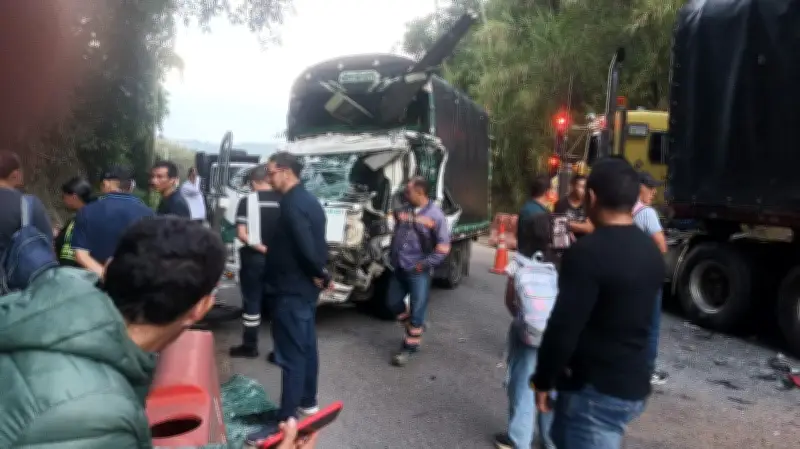 Choque múltiple en Santander deja conductor atrapado y motociclista herido