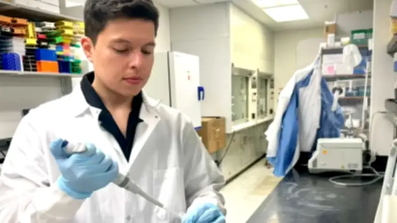 Científico colombiano lidera desde EE.UU. la búsqueda de nuevos antibióticos del futuro