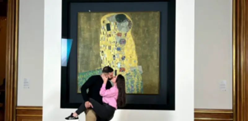 Cientos de parejas celebran San Valentín con un beso ante la icónica obra de Klimt en Viena