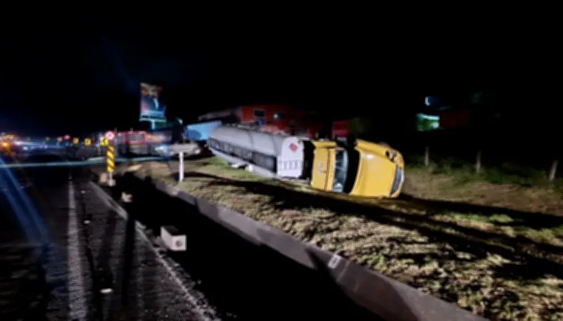 Cierre total en vía Bogotá-Villavicencio por volcamiento de tractocamión con derrame de combustible