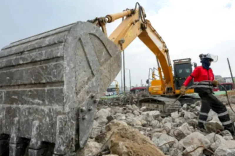 Cierre vial nocturno en Bogotá por demolición de puente peatonal frente al colegio Cafam