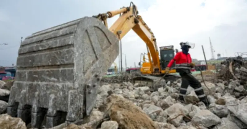 Cierres viales nocturnos en Bogotá por demolición de puente peatonal en la carrera 68