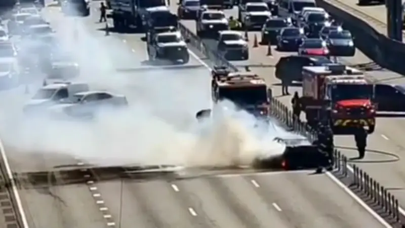 Cámaras captan explosión de vehículo en vía pública con enorme llamarada