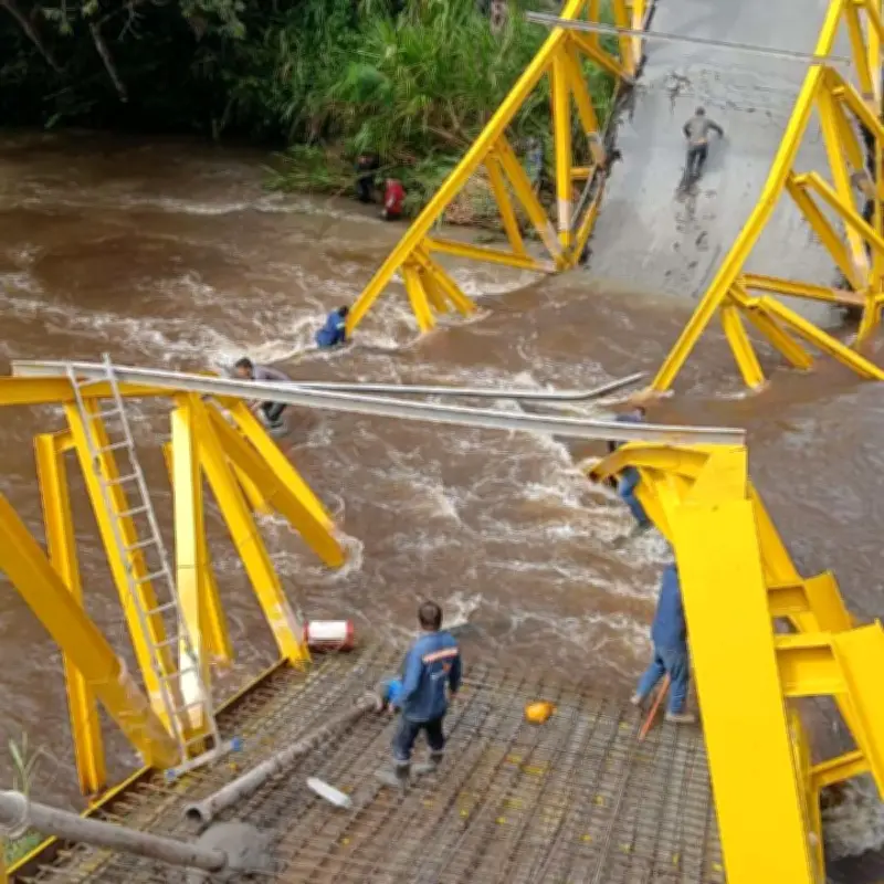 Colapso de puente en Boyacá deja obreros heridos y posiblemente atrapados en el río