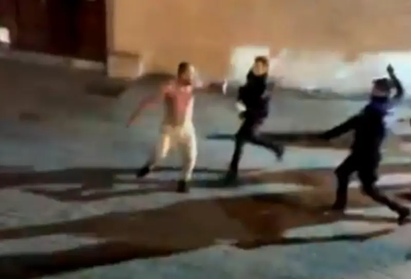 Colombiano agrede con roca a policía en España: cuatro agentes lesionados y cinco detenidos