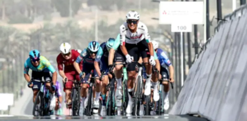 Colombianos a solo 10 segundos del líder en UAE Tour tras victoria de Isaac del Toro