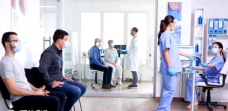 Colombianos buscan seguros médicos privados ante crisis del sistema de salud público