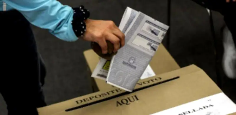 Colombianos exigen al Gobierno proteger la democracia y ven la desinformación como mayor amenaza