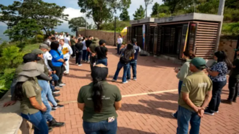 Comerciantes de Cali reciben locales en Cristo Rey tras larga espera