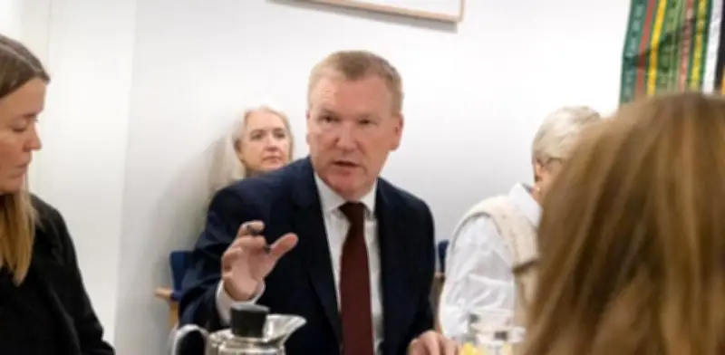 Comisario UE Michael McGrath aboga por diálogo internacional para transición democrática en Venezuela