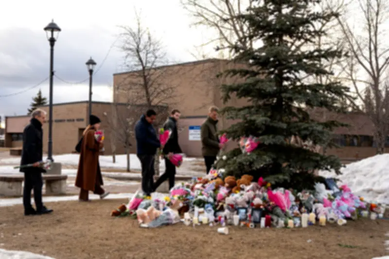 Comunidad de Tumbler Ridge rinde homenaje a víctimas de tiroteo escolar en Canadá