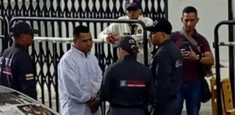 Concejal Alexis Castillo se entrega tras orden de captura por violencia intrafamiliar contra su ex pareja