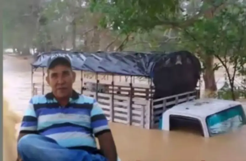 Conductor muere ahogado en Córdoba al ser arrastrado por corriente con su camión cargado