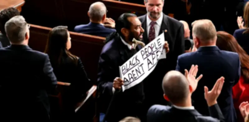 Congresista expulsado durante discurso de Trump por protestar con cartel antirracista