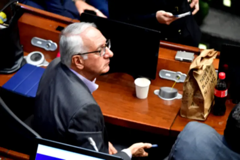 Congreso solicita moción de censura contra ministro de Salud por crisis del sistema