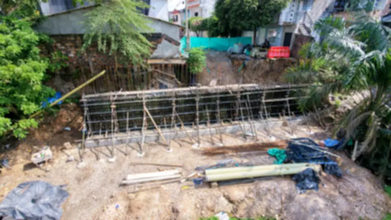 Construyen muro de contención en Barrancabermeja para estabilizar terreno en barrio Isla del Zapato
