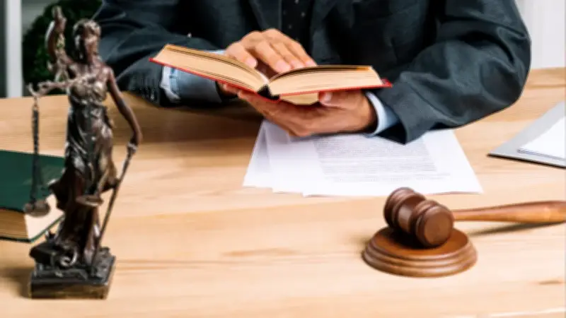 Corte Constitucional tumba obligación de abogados de probar origen de honorarios al defender grupos armados