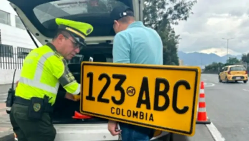 Costos y procedimientos actualizados para duplicado de placas vehiculares en Colombia 2026