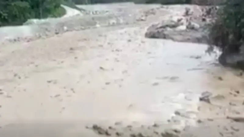 Crecida de Quebrada La Leona intensifica emergencias por lluvias en Santander