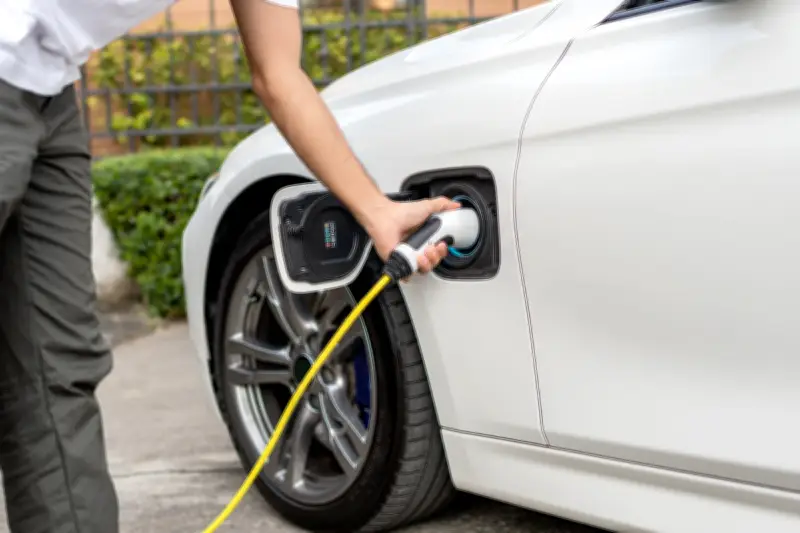 ¿Cuánto cuesta cargar un auto eléctrico en Colombia? Los precios que sorprenden a conductores