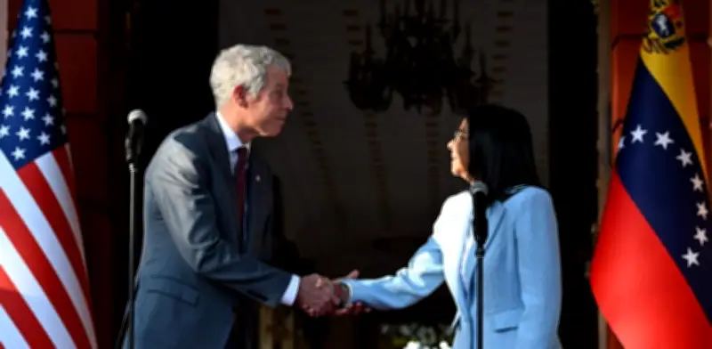 Delcy Rodríguez recibe con joropo y risas a secretario de Energía de EE.UU. en histórica reunión