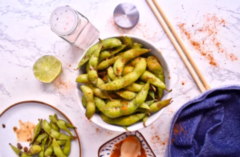 Deliciosa receta de edamame picante con jengibre y miel: un snack saludable